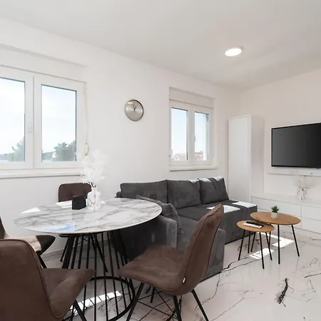 Adria Oasis شقة